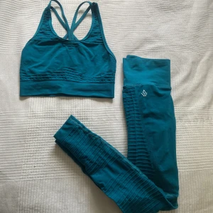 Träningsset  - Ett turkost träningsset från Workout Empire. Storlek xs. Mjukt material som sitter bra på kroppen. Finns inte längre att få tag på! Köparen står för frakt! 170kr för båda eller 150kr för tightsen och 50kr för toppen ! 😊