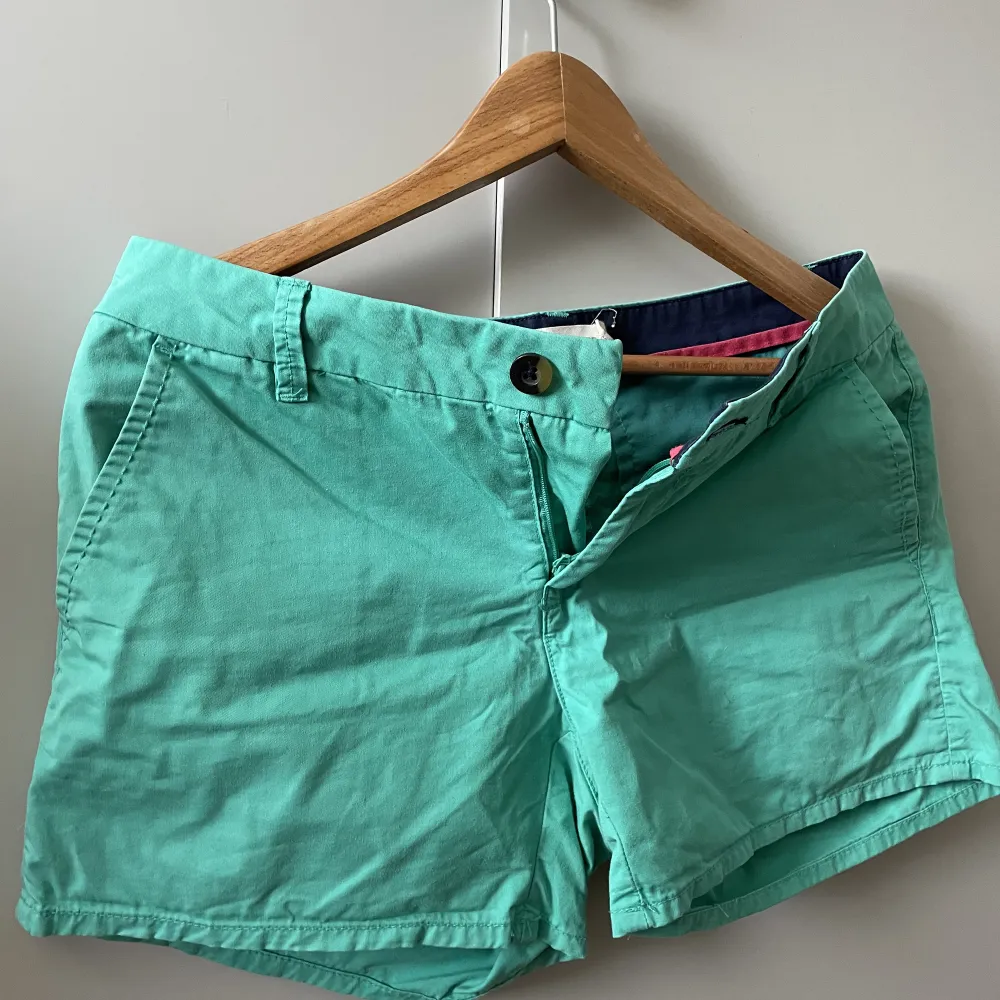 Ett par mintgröna i storlek 36, köpta på Lindex.. Shorts.