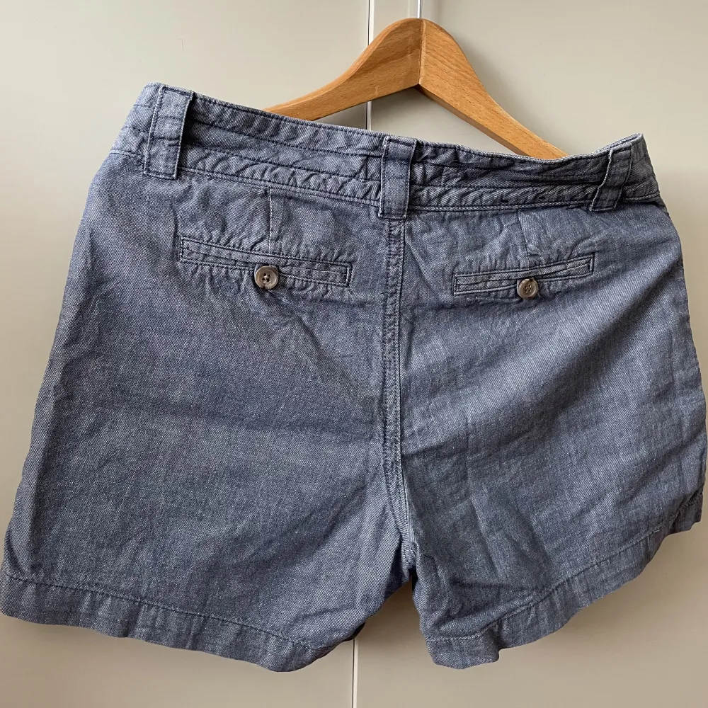 Ett par jeans färgade shorts ifrån banana republic, köpta i USA. Storlek 2 vilket motsvarar ca 36.. Shorts.