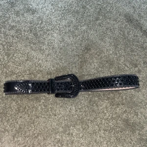 Svart Tuttolente Bälte - Svart tuttolente bälte som liknar ett B.B Simon bälte. Mycket bra kvalite i bra skick.   Storlek: 30-32 (110 cm)