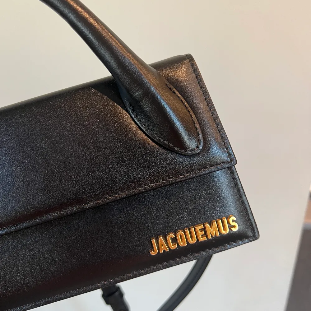 Säljer min fina jacquemus väska. Den är i modellen Le Chiquito Long. Sparsamt använd och är i väldigt bra skick. Inköp på Nathalie Schuterman i Stockholm 2022.  Nypris 7500kr. . Väskor.