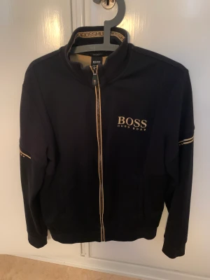 Hugo boss kofta - Hugo boss kofta med guld detaljer, bra skick ej kvitto på den tyvärr då den är köpt ett tag tillbaka