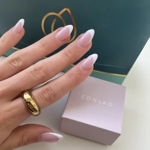 Ring - Edbladring i färgen guld💞