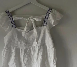 topp  - Superfin topp som passar perfekt till sommaren, säljer pga att den är förstor (beställde fel storlek) använd en gång.Lägger ut igen då hon som vann budet hade ångrat sig