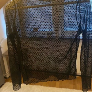 Jättefin genomskinlig festtopp strl S - Söt festtopp i storlek S. Prickig och genomskinlig. Från Gina Tricot, köpt för 1 år sedan men bara använd 1-2 gånger.❤️ säljer då den inte längre passar mig.