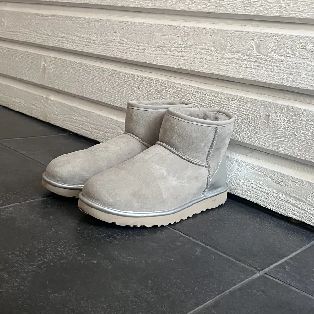 Uggs köpta för 2000kr, använda en gång. Alltså i nyskick ❤️. Skor.