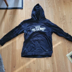 Vans hoodie säljes  - Jag säljer en vans hoodie i bra skick, i strl x-large