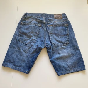 Lee shorts/jorts - Assnygga Lee shorts/jorts som jag endast säljer då de är lite små för mig i låren! Insydda lite i midjan med ett midjemått ca 76cm, (går att sprätta). Storlek w31 l32 men uppskattar till M, skriv för fler mått! Köpta för 500kr⭐️