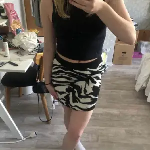 Säljer denna stickade zebra kjolen från h&m då jag endast använt den en gång på en fest. Jätteskön och perfekt att ha på fest eller utgång. Säljer för 100kr + frakt🩷