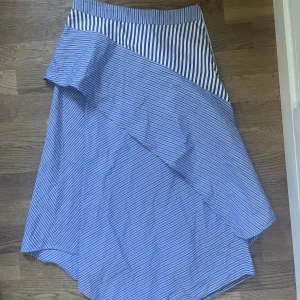 Maje kjol - Säljer nu min maje kjol💗 köpt för ca 2000kr för 3 år sen. Skriv för fler bilder