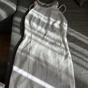 Vit klänning  - Det här är en klänning som jag har använd bara två gånger