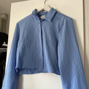 skjorta  - använd 1 gång från na-kd, storlek S