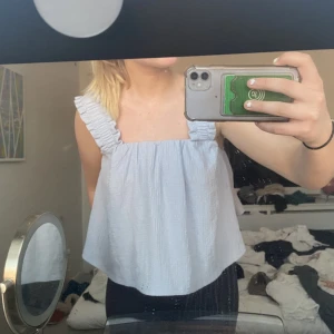 Topp - Snygg blå topp med knytning baktill💓väldigt bra skick, köparen står för frakten💓
