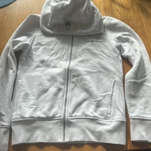 Sail racing zip-tröja - En tröja som har osynliga prickar. Intresserad? Skriv mig så skickar jag flera bilder 
