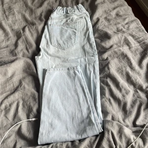 Jesns - Jeans i rak modell. Färgen syns bättre på sista bilden 