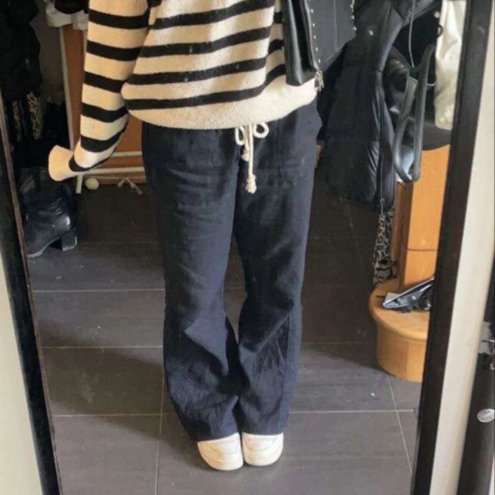 Jag säljer dessa slutsålda linnebyxor då dem var för små. Aldrig använda 💕. Jeans & Byxor.