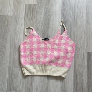 Stickat linme - Varmt kort linne som passar en sommarkväll. Den är från SHEIN och går att kombinera med fler produkter som jag säljer därifrån då det är så billigt! Använd fåtal gånger då den är för liten för mig. 