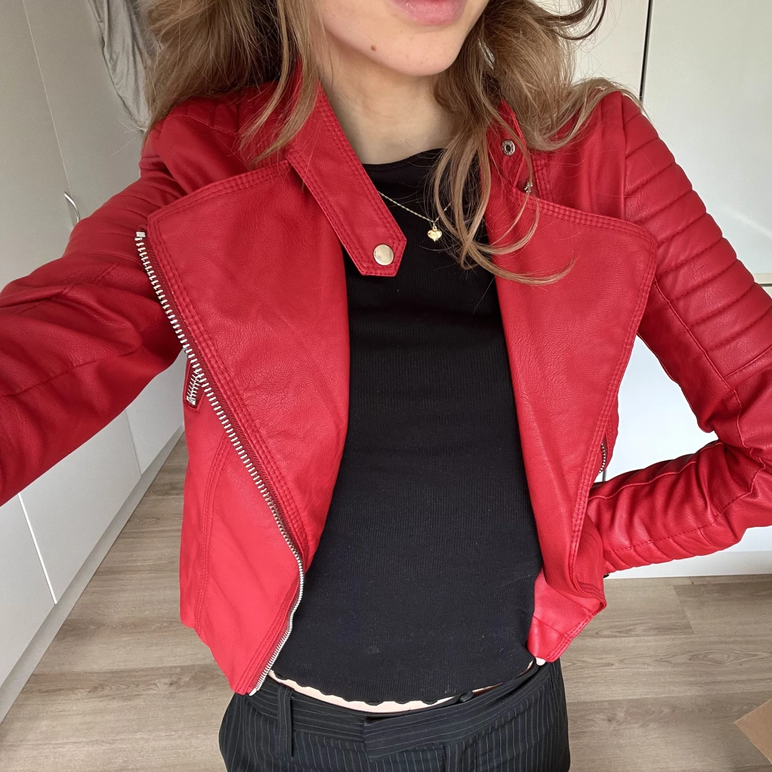 Röd skinnjacka