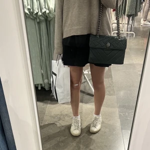 Grön Kurt Geiger  - Intressekoll på min stora gröna Kurt Geiger väska. Superfin och i mycket bra skick!💗den är stor och rymlig, finns inte att köpa ny längre💗