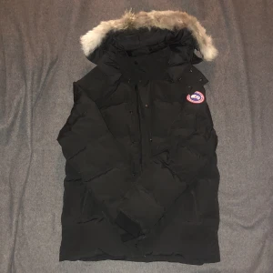 Canada goose jacka  - Canada goose wyndham parka. Helt ny och oanvänd. Storlek M, passar även S. Päls, påsar och andra tillbehör finns också.