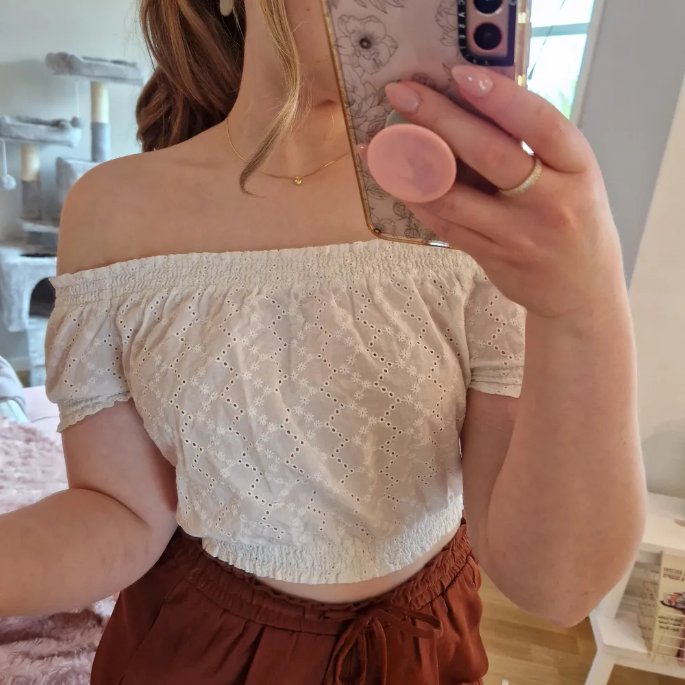 Söt off the shoulder topp från H&M med vit spets. Fin till sommaren! Din för endast en 20:a💸 Kika gärna in mina andra plagg jag säljer, 3 FÖR TVÅ PÅ ALLT och fri frakt vid köp av minst 250 kr, kontakta mig då!🦋. Toppar.