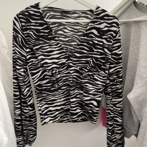 Blus ginatricot - Blus från gina tricot, kommer inte till användning. Endast testad fåtal gånger men aldrig riktigt använd.