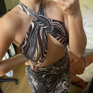 Mönstring brun klänning - Supersnygg klänning inför sommaren⭐️ Sitter så snyggt och är så fin!! 