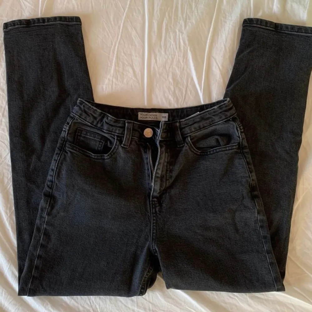 Ett pr svarta jeans från Cubus i stl 152. Nypris: 200kr Köparen står för frakten, använder köp nu eller Swish!. Jeans & Byxor.