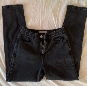 Ett pr svarta jeans från Cubus i stl 152. Nypris: 200kr Köparen står för frakten, använder köp nu eller Swish!