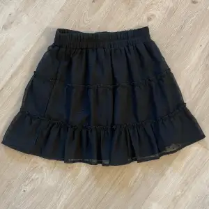 En svart volangliknande kjol från new yorker, har bara används ett fåtal gånger och är därför i bra skick💗 storlek xs och funkar även som en tub topp💘