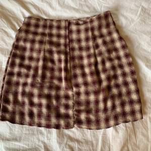 Midja: c.a 65cm längd: 36cm Jättesöt kjol från xoxo som är köpt second hand. Säljer då den tyvärr är för stor. Pris kan diskuteras,kontakta om du har frågor och tryck gärna på köp nu!