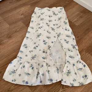 Kjol från & other stories - Blommigkjol från & other stories