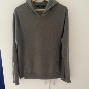 cashmere hoodie - cashmere hoodie från Lisa yang! Militärgrönt färg, mycket bra skick.