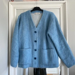 Our legacy mohair cardigan - Our legacy mohair cardigan i nyskick, Nypris 2800kr Storlek 46/s men sitter mer som en M  