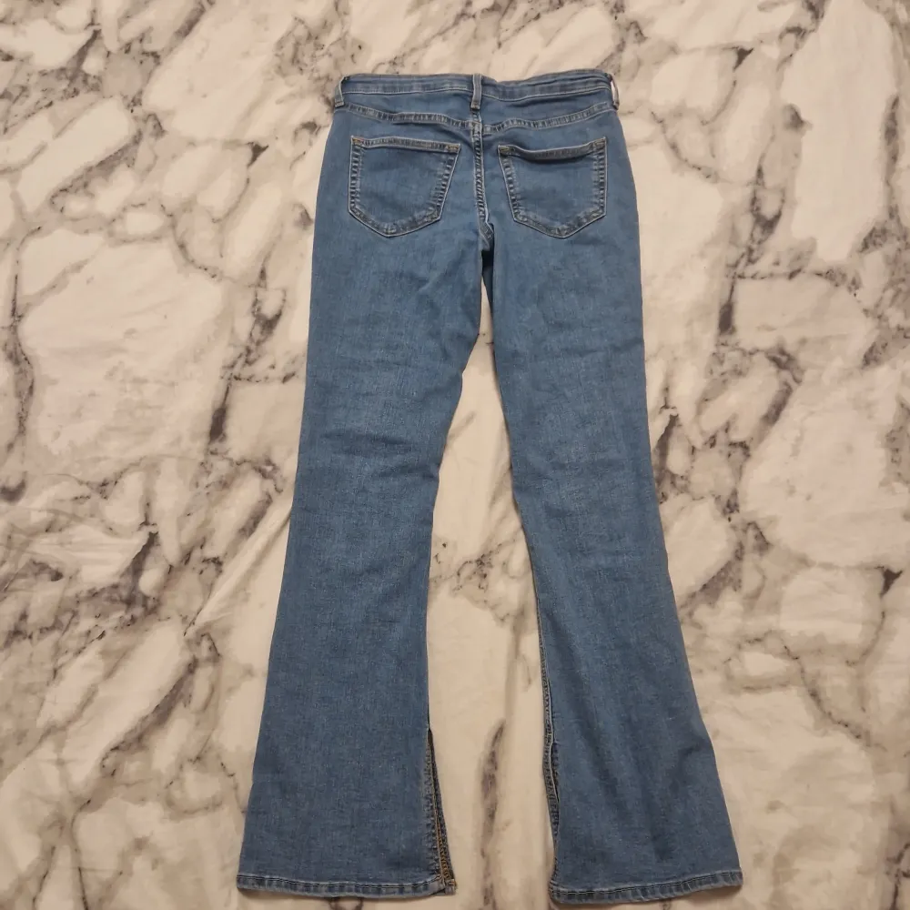 Flare jeans Low waist Skönt matrial Stretchy material  . Jeans & Byxor.