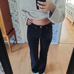 Svart randiga byxor - Svarta byxor med vita ränder. Kommer från Weekday och är i storlek 38. Knappt använda! 😊💐