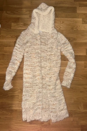 Fluffig lång mysig cardigan med luva stl S - Jätte mysig lång cardigan med söt luva Använd 2 gånger jätte bra skick 