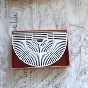 Cult Gaia Väska WHITE/ONE - cult Gaia väska, Helt ny och oanvänd, Nypris ca:1699 kr.