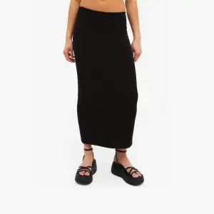 En oanvänd kjol från Monki, så trendig och snygg nu till sommaren i ett mjukt och skönt material. Perfekt längd på mig som är 167 cm, passar även en storlek upp. Skriv gärna om du undrar något eller vill se fler bilder❤️