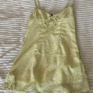 klänning - somrig mönstrad gul miniklänning