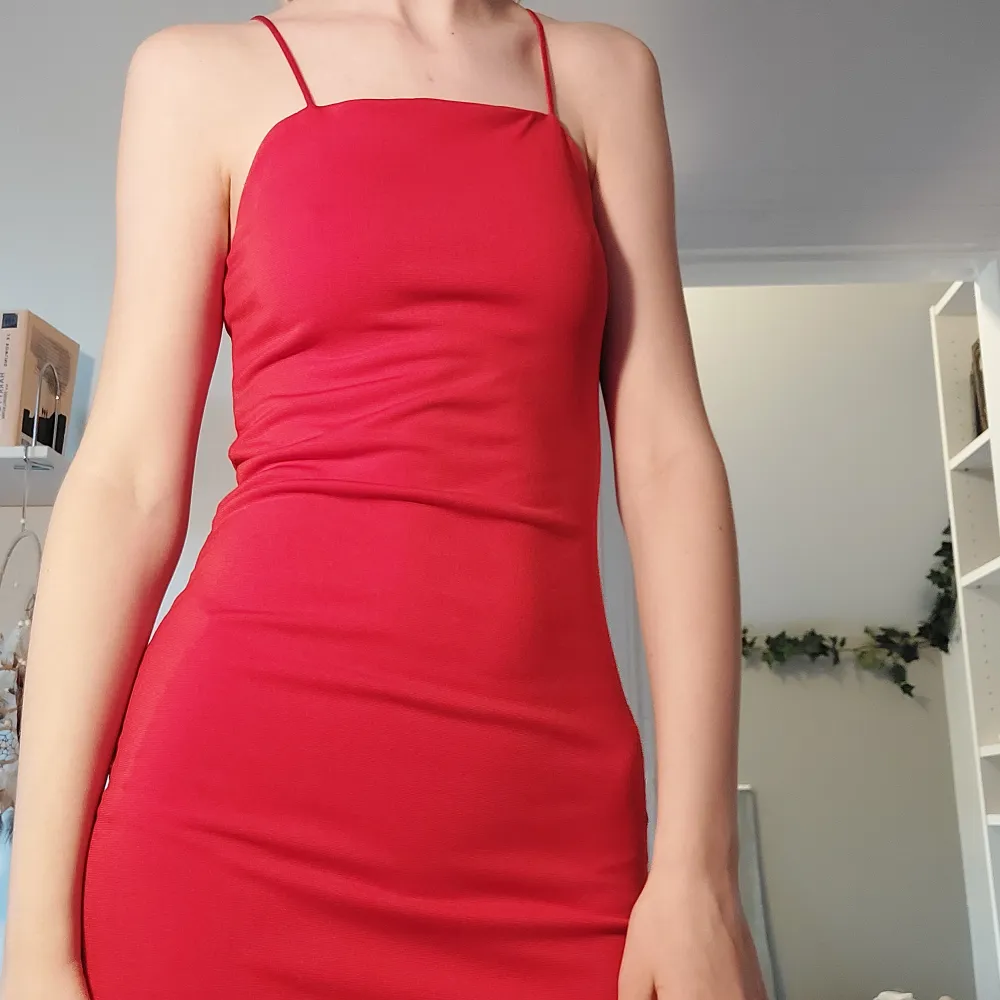 En jättefin röd tajt klänning med tunna band. Säljes för att den inte kommit till användning.  Väldigt bekväm matrial! Den har en underklänning eller vad man ska säga ahah. Kolla min bio och skriv om du har frågor! 💛🫶. Klänningar.