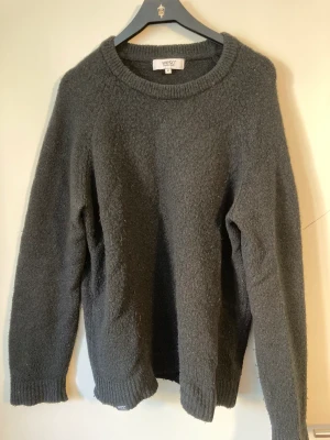 Wesc stickad tröja - Dugligt skick, finns tecken på användning. Annars ett bra plagg som funkar till mycket. 