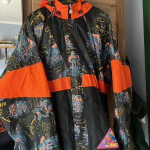 Regnjacka - Unik regnjacka från 80/90talet. Ingen storlek finns men passar XL som oversize.
