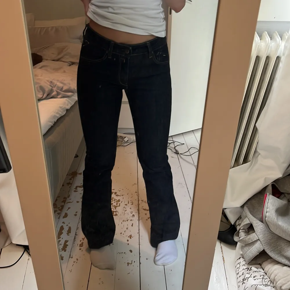 Lågmidjade o utsvängda jeans från replay!! Säljer då de tyvärr inte kommer till användning längre💗 har vikit upp dem lite på bilden då de är lite långa för mig. Midjemåttet är 34cm rakt över och innerbenslängden är 80cm💕. Jeans & Byxor.
