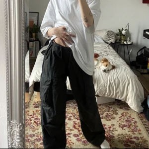 Parachute pants  - Snygga parachute/ cargo byxor, knappt använda💓 köpta för 600💕 justerbara. 