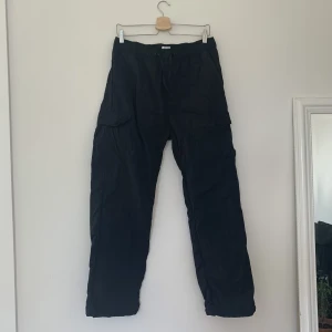 Svarta cargo byxor weekday  - Cargobyxor från Weekday i nyskick  Storlek Medium (man) Passar som oversize/ baggy också Skickas, inga returer!