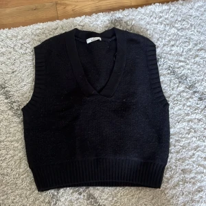 Superfin väst  - En superfin stickad välgjord väst från Gina. Aldig andvänd, skriv om frågor☺️