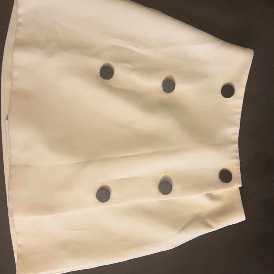 Superfin kortkjol med knappar 