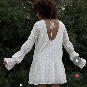 Vit klänning  - Superfin klänning från nakd som bara använts en gång så det är som ny!💓💓💓