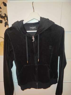 Juicy Couture hoodie str M använd fåtal gånger säljer pga fel storlek.